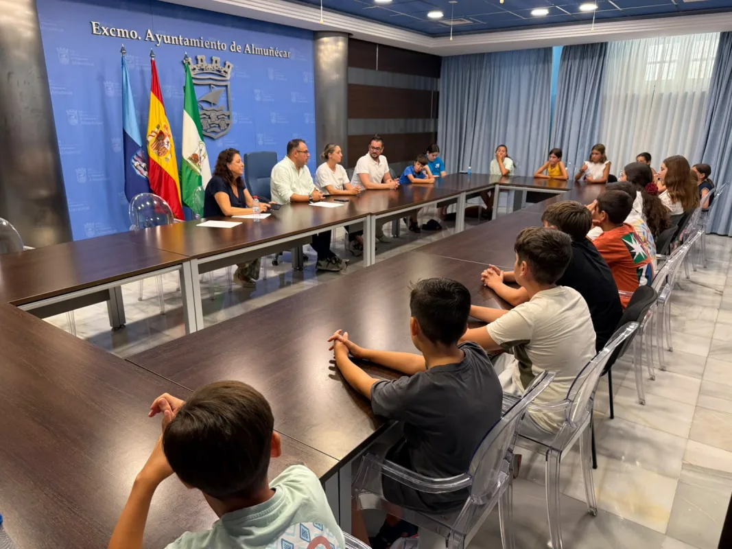 Casi una treintena de jóvenes del CLIA trasladan al alcalde sus propuestas para mejorar Almuñécar y La Herradura - Actualidad - 90 Costa