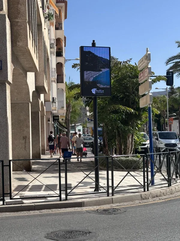 Almuñécar y La Herradura instalan pantallas inteligentes para información turística y municipal - 90 Costa