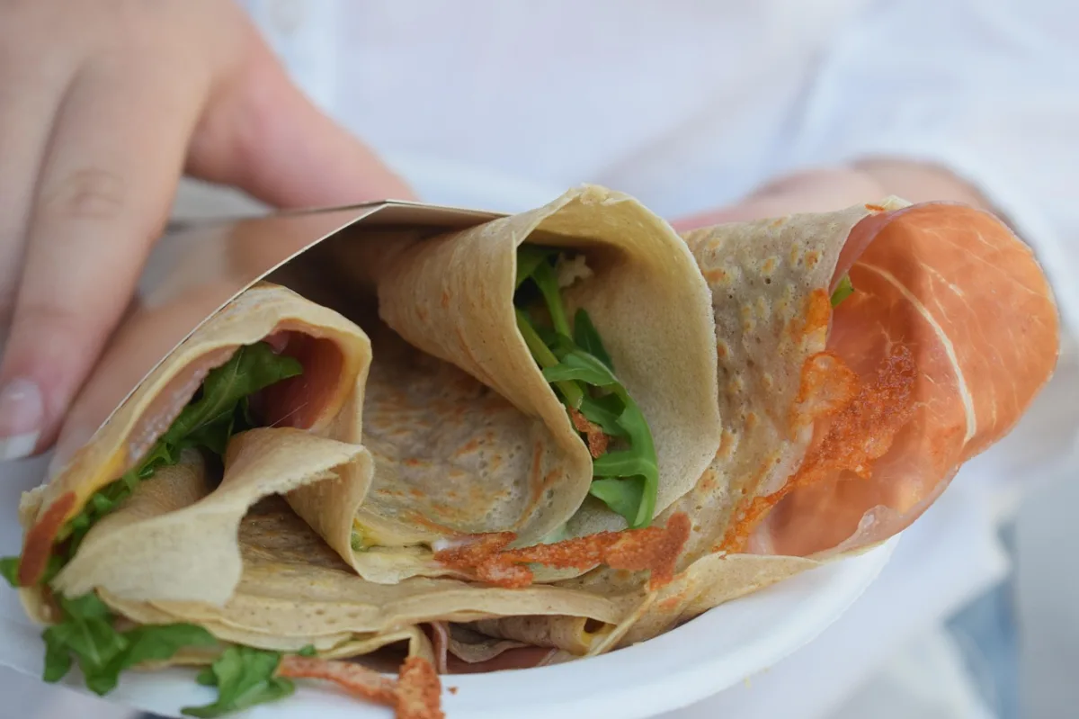 El Festival Mundial de Foodtrucks regresa a Salobreña con gastronomía internacional y conciertos gratuitos - 90 Costa
