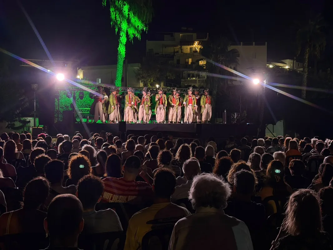 Los Humanos llevan el Carnaval de Cádiz al IX Festival Noches en el Castillo con una noche de coplas, humor y crítica social - Vida y Cultura - 90 Costa