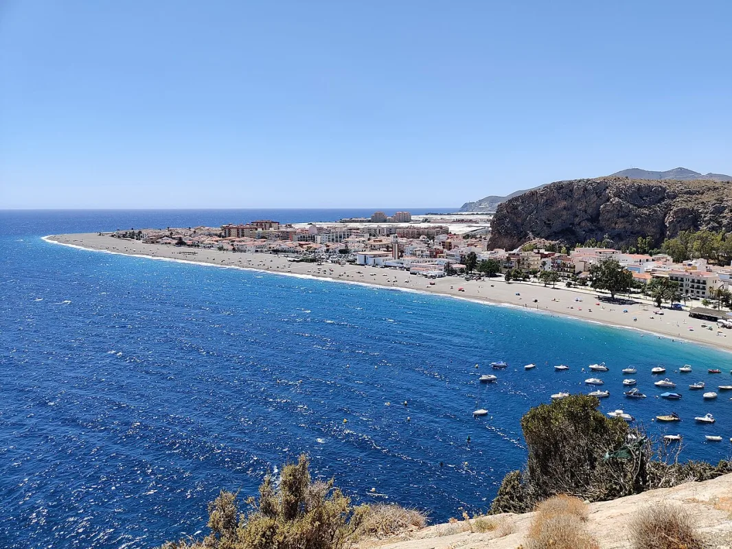 Las mejores playas de Granada, un paraíso de aguas cristalinas y calas escondidas en la Costa Tropical - Vivir en la Costa Tropical - 90 Costa