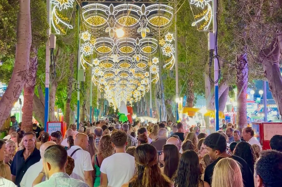 Almuñécar se entrega a su primera gran noche de Feria con un lleno absoluto y El Arrebato como protagonista - Vida y Cultura - 90 Costa