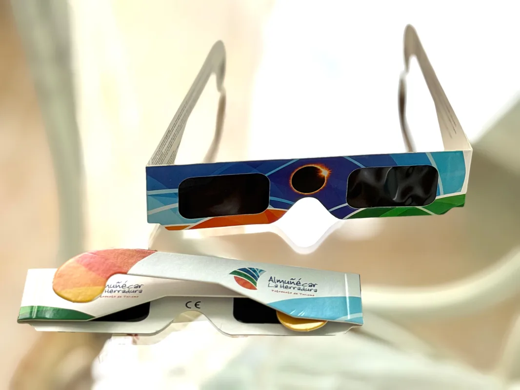 Almuñécar se preparan para el eclipse solar con 6.000 gafas de observación segura - Vida y Cultura - 90 Costa