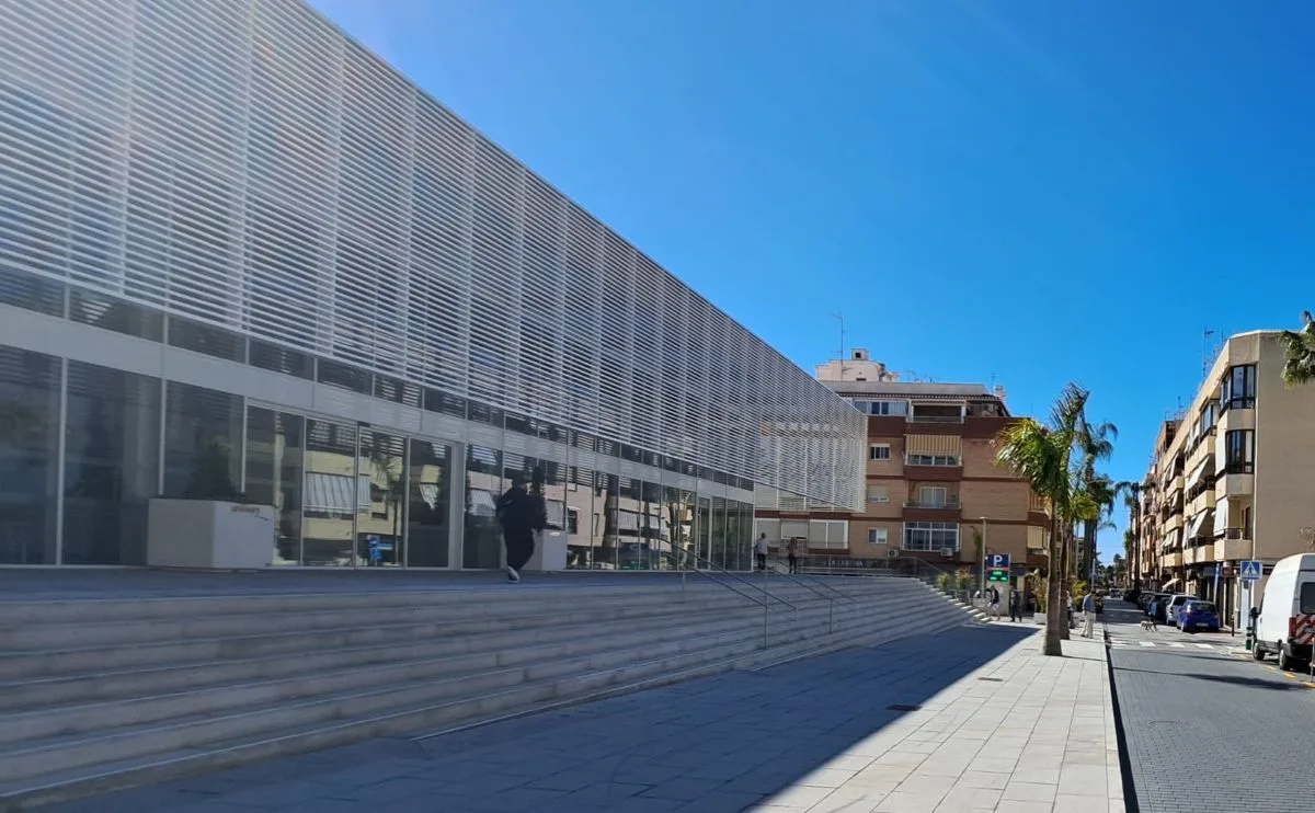 El PSOE exige revisar el sistema de ventilación del Mercado Municipal por las altas temperaturas - Actualidad - 90 Costa